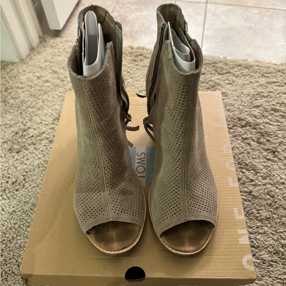 Toms Majorca Peep Toe - open toe bootie size 10
